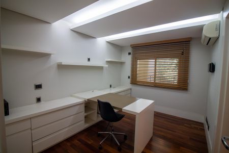 Apartamento à venda com 337m², 3 quartos e 4 vagasEscritório