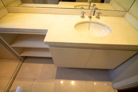 Apartamento à venda com 337m², 3 quartos e 4 vagasBanheiro da Suíte 1