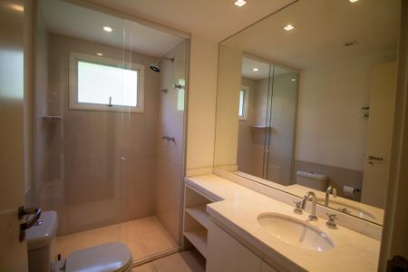 Apartamento à venda com 337m², 3 quartos e 4 vagasBanheiro da Suíte 1