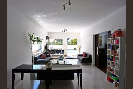 Casa à venda com 6 quartos, 50m² em Parque Maria Domitila, São Paulo