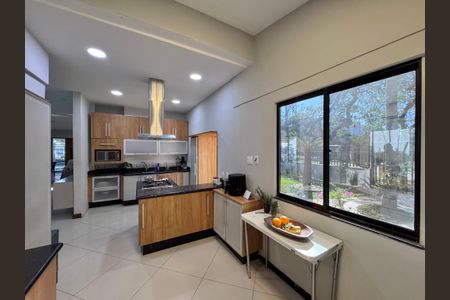 Casa de condomínio à venda com 550m², 4 quartos e 2 vagasCozinha