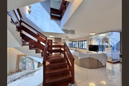 Casa de condomínio à venda com 550m², 4 quartos e 2 vagasSala