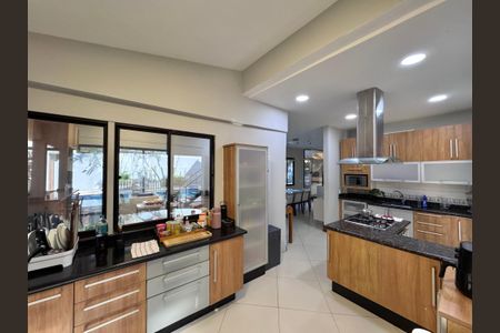 Casa de condomínio à venda com 550m², 4 quartos e 2 vagasCozinha