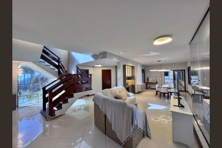 Casa de condomínio à venda com 550m², 4 quartos e 2 vagasSala