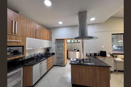 Casa de condomínio à venda com 550m², 4 quartos e 2 vagasCozinha