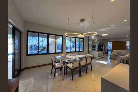 Casa de condomínio à venda com 550m², 4 quartos e 2 vagasSala