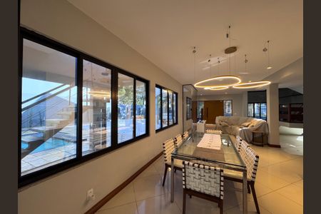 Casa de condomínio à venda com 550m², 4 quartos e 2 vagasSala