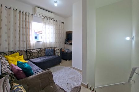 Sala de casa de condomínio para alugar com 2 quartos, 56m² em Maracanã, Praia Grande