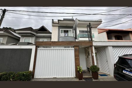 Casa de condomínio para alugar com 240m², 3 quartos e 2 vagasFachada