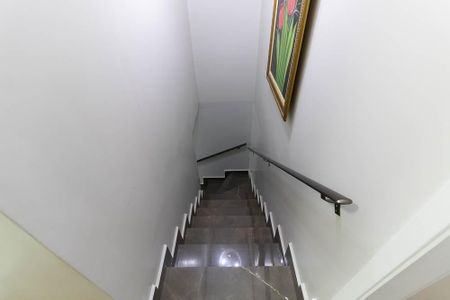 Casa à venda com 200m², 3 quartos e 1 vaga Casa à venda com 200m², 3 quartos e 1 vagaEscada