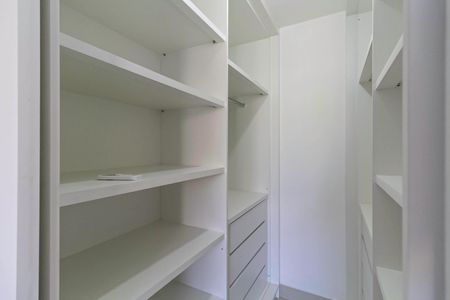 Apartamento à venda com 80m², 3 quartos e 1 vaga Apartamento à venda com 80m², 3 quartos e 1 vagaCloset da suíte