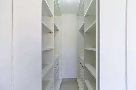 Apartamento à venda com 80m², 3 quartos e 1 vaga Apartamento à venda com 80m², 3 quartos e 1 vagaCloset da suíte