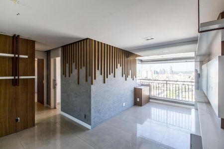 Sala de TV de apartamento à venda com 2 quartos, 60m² em Jardim Tupanci, Barueri