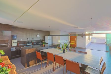 Apartamento à venda com 300m², 4 quartos e 4 vagas Apartamento à venda com 300m², 4 quartos e 4 vagasCobertura