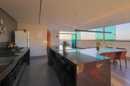 Apartamento à venda com 300m², 4 quartos e 4 vagas Apartamento à venda com 300m², 4 quartos e 4 vagasCobertura