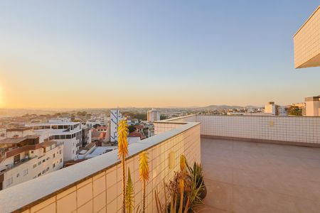 Apartamento à venda com 300m², 4 quartos e 4 vagas Apartamento à venda com 300m², 4 quartos e 4 vagasCobertura