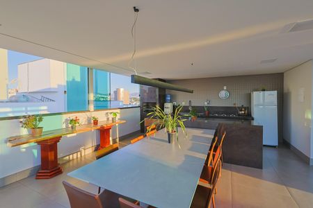 Apartamento à venda com 300m², 4 quartos e 4 vagas Apartamento à venda com 300m², 4 quartos e 4 vagasCobertura