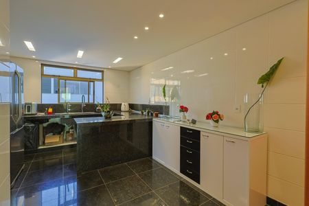 Apartamento à venda com 300m², 4 quartos e 4 vagas Apartamento à venda com 300m², 4 quartos e 4 vagasCozinha