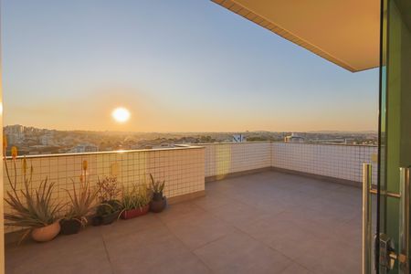 Apartamento à venda com 300m², 4 quartos e 4 vagas Apartamento à venda com 300m², 4 quartos e 4 vagasCobertura