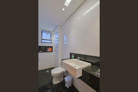 Apartamento à venda com 300m², 4 quartos e 4 vagas Apartamento à venda com 300m², 4 quartos e 4 vagasBanheiro da Suíte 2