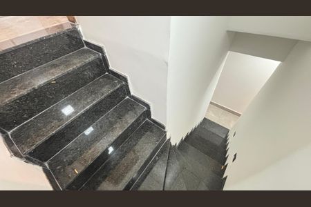 Casa à venda com 170m², 3 quartos e 2 vagas Casa à venda com 170m², 3 quartos e 2 vagasEscada