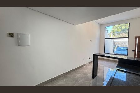 Casa à venda com 170m², 3 quartos e 2 vagas Casa à venda com 170m², 3 quartos e 2 vagasSala/Cozinha