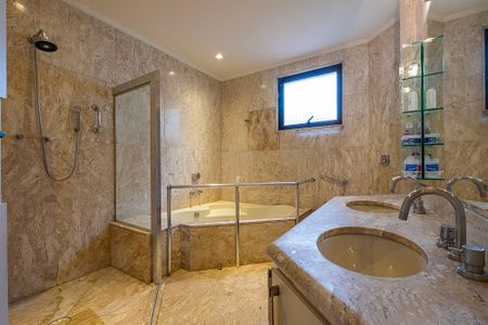 Apartamento à venda com 240m², 4 quartos e 3 vagasBanheiro da Suíte 1