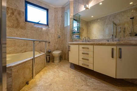 Apartamento à venda com 240m², 4 quartos e 3 vagasBanheiro da Suíte 1