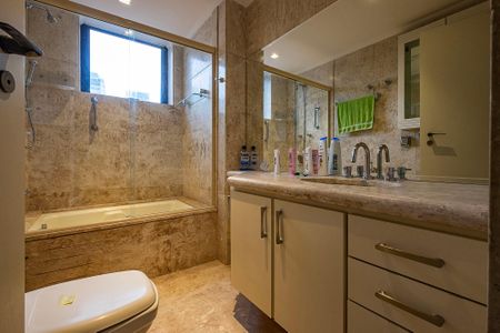 Apartamento à venda com 240m², 4 quartos e 3 vagasBanheiro da Suíte 2