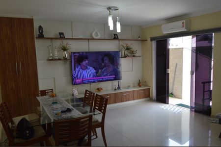 Sala de casa de condomínio para alugar com 3 quartos, 170m² em Taquara, Rio de Janeiro