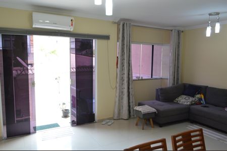 Sala de casa de condomínio para alugar com 3 quartos, 170m² em Taquara, Rio de Janeiro