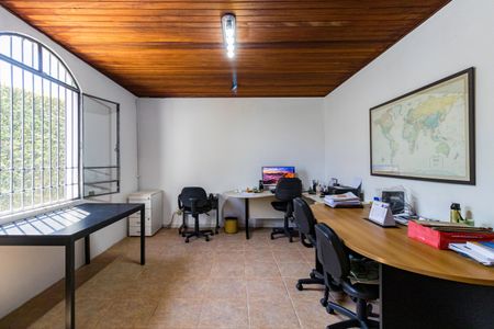 Casa à venda com 430m², 4 quartos e 6 vagas Casa à venda com 430m², 4 quartos e 6 vagasEscritório