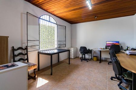 Casa à venda com 430m², 4 quartos e 6 vagas Casa à venda com 430m², 4 quartos e 6 vagasEscritório