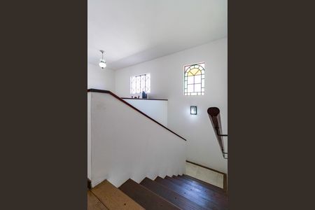 Casa à venda com 430m², 4 quartos e 6 vagas Casa à venda com 430m², 4 quartos e 6 vagasEscada