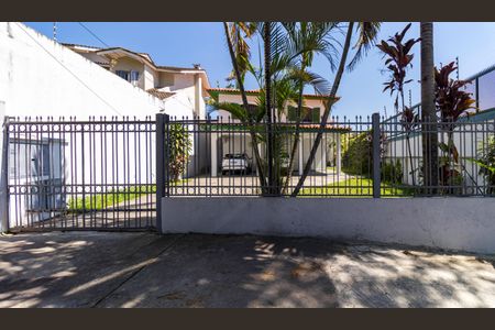 Casa à venda com 430m², 4 quartos e 6 vagas Casa à venda com 430m², 4 quartos e 6 vagasFachada