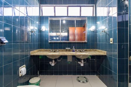 Casa à venda com 430m², 4 quartos e 6 vagas Casa à venda com 430m², 4 quartos e 6 vagasBanheiro da Suíte 2