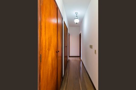 Casa à venda com 430m², 4 quartos e 6 vagas Casa à venda com 430m², 4 quartos e 6 vagasCorredor