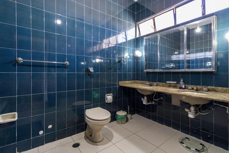 Casa à venda com 430m², 4 quartos e 6 vagas Casa à venda com 430m², 4 quartos e 6 vagasBanheiro da Suíte 2