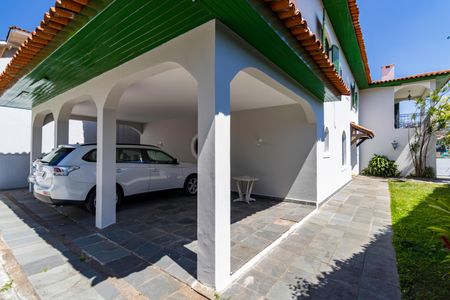 Casa à venda com 430m², 4 quartos e 6 vagas Casa à venda com 430m², 4 quartos e 6 vagasÁrea Externa