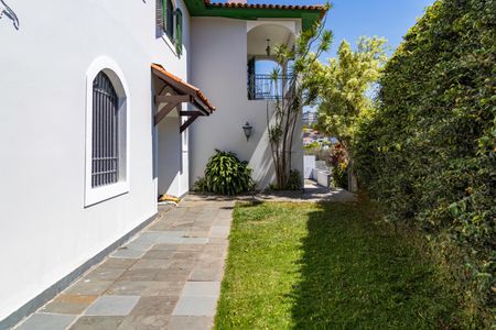 Casa à venda com 430m², 4 quartos e 6 vagas Casa à venda com 430m², 4 quartos e 6 vagasÁrea Externa