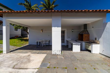 Casa à venda com 430m², 4 quartos e 6 vagas Casa à venda com 430m², 4 quartos e 6 vagasÁrea Externa