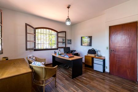 Casa à venda com 430m², 4 quartos e 6 vagas Casa à venda com 430m², 4 quartos e 6 vagasQuarto