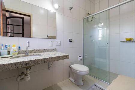 Casa à venda com 430m², 4 quartos e 6 vagas Casa à venda com 430m², 4 quartos e 6 vagasBanheiro da Suíte 1