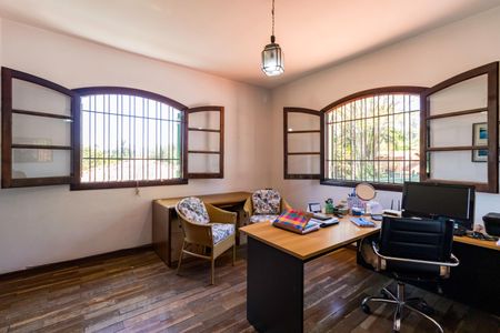 Casa à venda com 430m², 4 quartos e 6 vagas Casa à venda com 430m², 4 quartos e 6 vagasQuarto