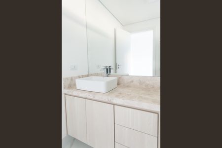 Casa de condomínio à venda com 370m², 4 quartos e 5 vagas Casa de condomínio à venda com 370m², 4 quartos e 5 vagasBanheiro da Suíte 1