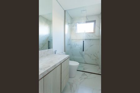 Casa de condomínio à venda com 370m², 4 quartos e 5 vagas Casa de condomínio à venda com 370m², 4 quartos e 5 vagasBanheiro da Suíte 2