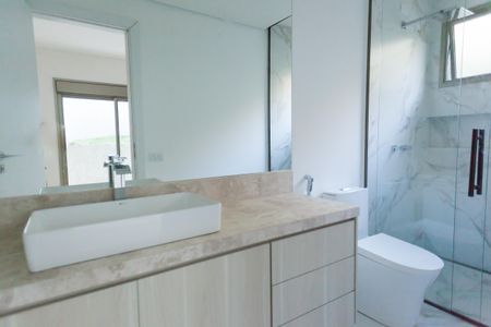 Casa de condomínio à venda com 370m², 4 quartos e 5 vagas Casa de condomínio à venda com 370m², 4 quartos e 5 vagasBanheiro da Suíte 3