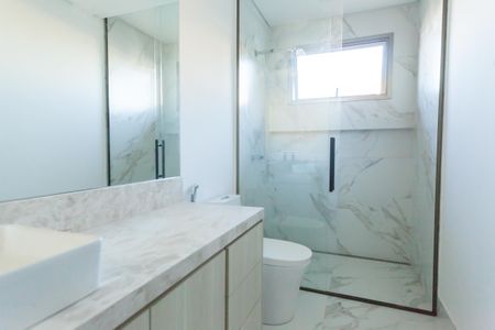 Casa de condomínio à venda com 370m², 4 quartos e 5 vagas Casa de condomínio à venda com 370m², 4 quartos e 5 vagasBanheiro da Suíte 2