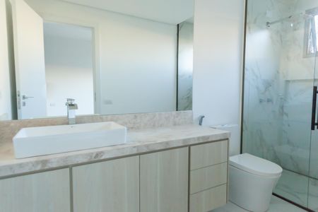 Casa de condomínio à venda com 370m², 4 quartos e 5 vagas Casa de condomínio à venda com 370m², 4 quartos e 5 vagasBanheiro da Suíte 2