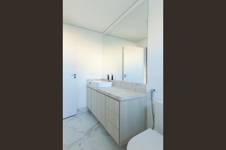 Casa de condomínio à venda com 370m², 4 quartos e 5 vagas Casa de condomínio à venda com 370m², 4 quartos e 5 vagasBanheiro da Suíte 2